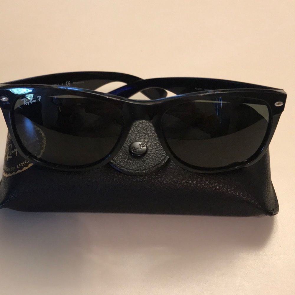 Polarized Ray-Ban’s aviators in black